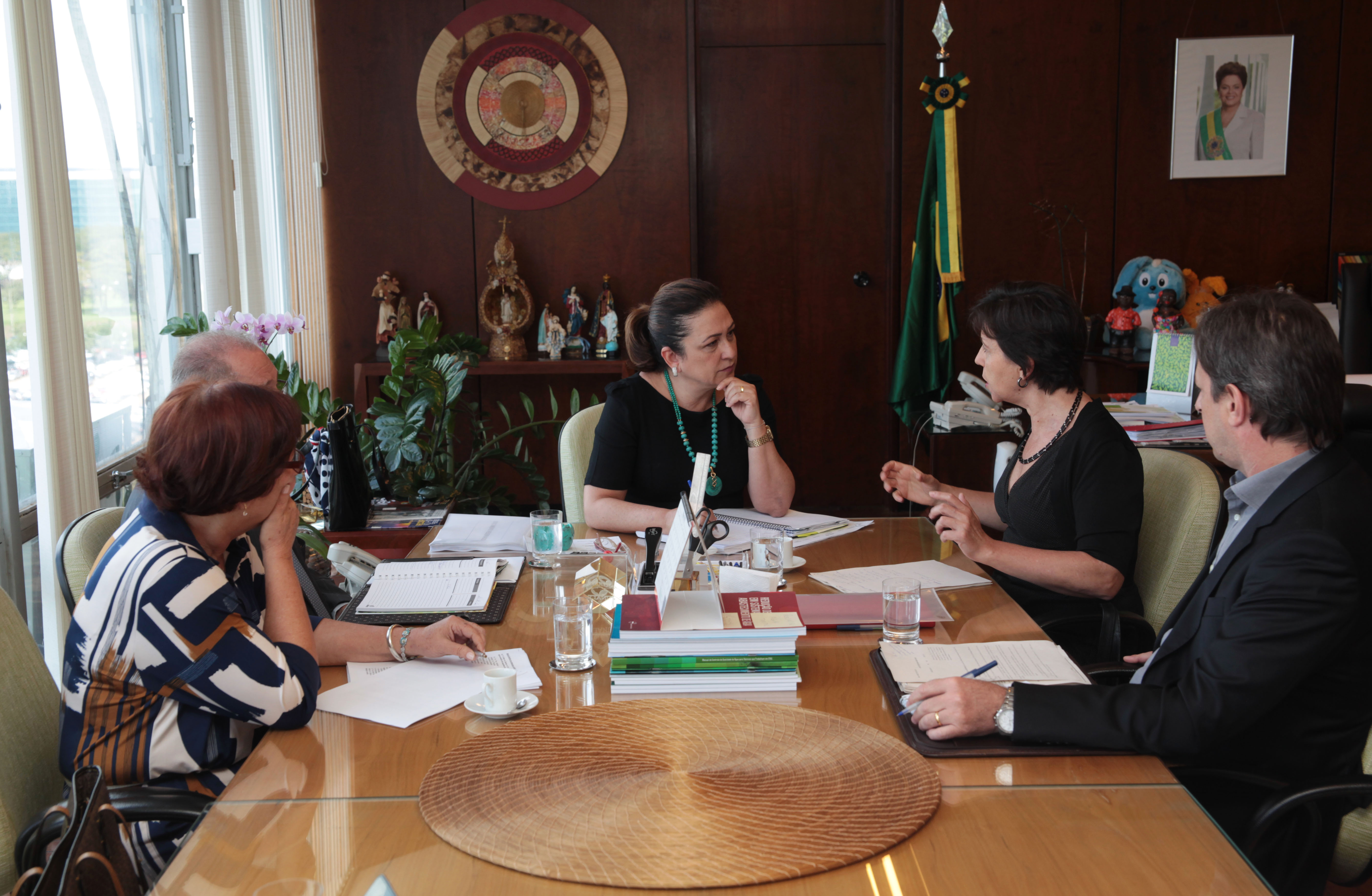 Kátia Abreu e Tereza Campello discutem mudanças no Sisbi