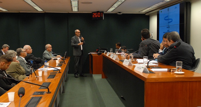 O relator da Comissão de Revitalização da CEPLAC José Bezerra da Rocha, apresentando a proposta de modernização da Instituição