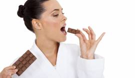 Pesquisadora descobre como comer chocolate engordando menos