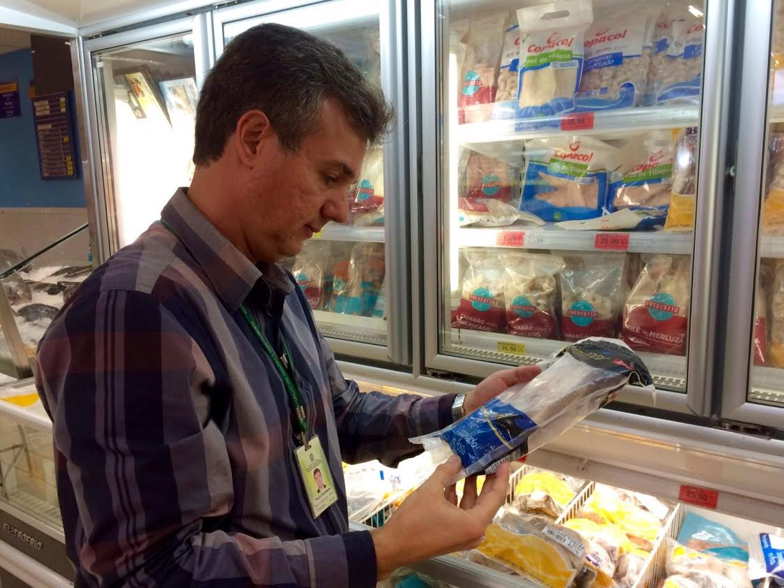 Fiscais federais identificam fraude em pescados à venda em supermercados do país.