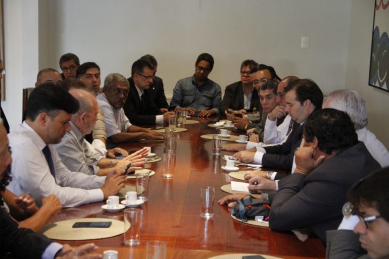 Maia acerta com sindicalistas nova redação para MP que travou contribuições sindicais